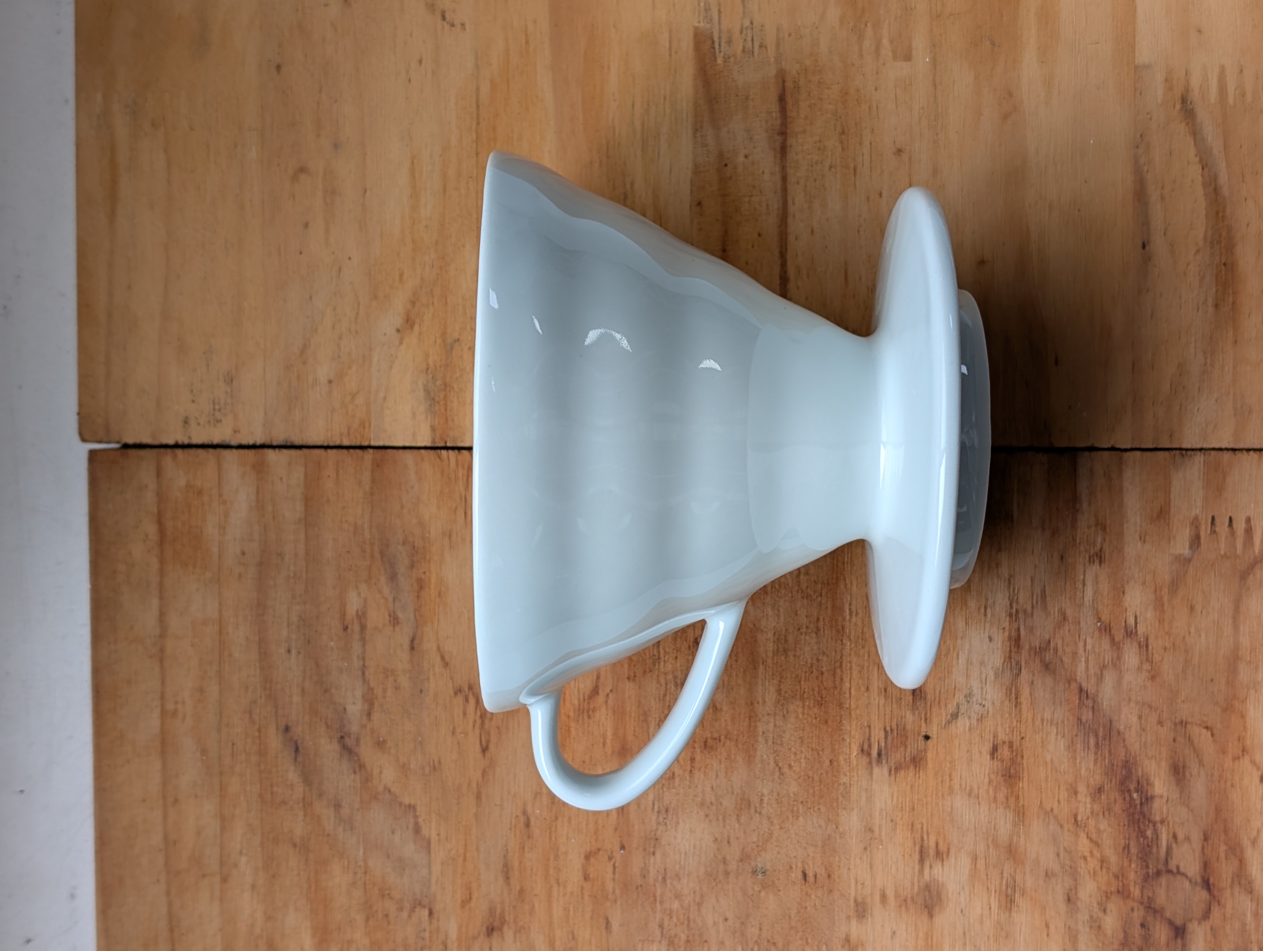 白いHARIO V60セラミックドリッパーの側面。写真から01と02のサイズは特定できない