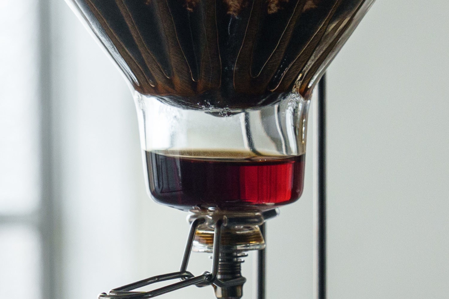 メーカー配布の抽出部の接写。フィルターの下にコーヒーが落ちる空間を設けた構造が見えます。