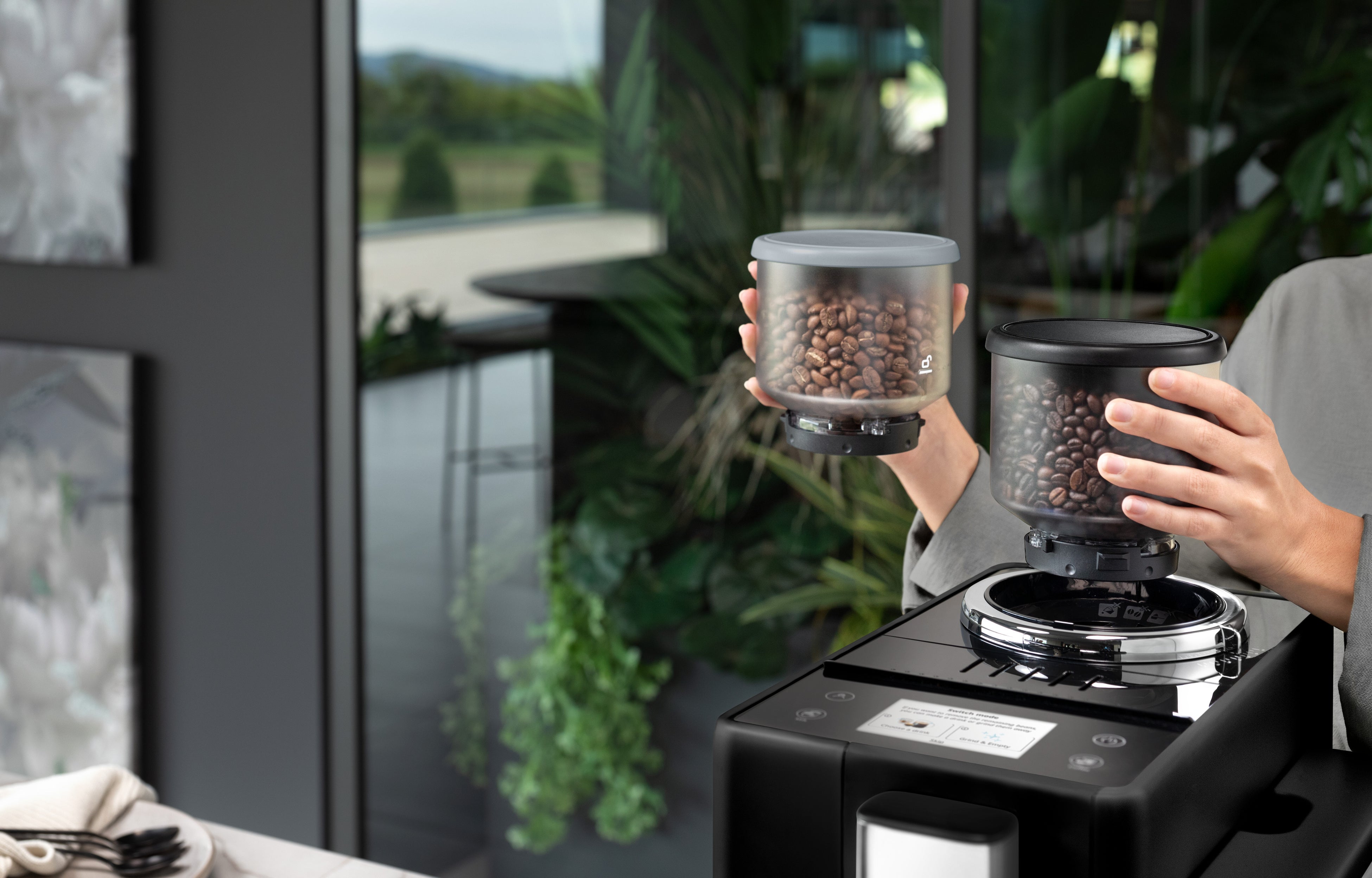 デロンギ提供のホッパー入替え例。2種類の豆を一度に混ぜる仕組みではなく、使用するホッパーを交換する。