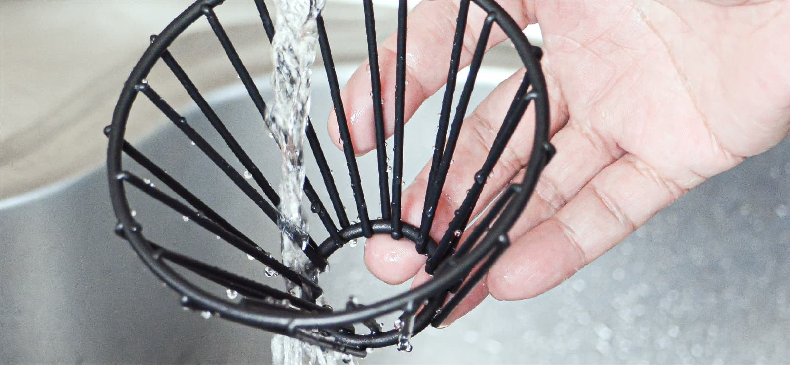 黒を水洗いするメーカーの使用例。フッ素樹脂塗装を施した製品のお手入れの説明で、本サイトが汚れ落ちを比較試験した画像ではありません。