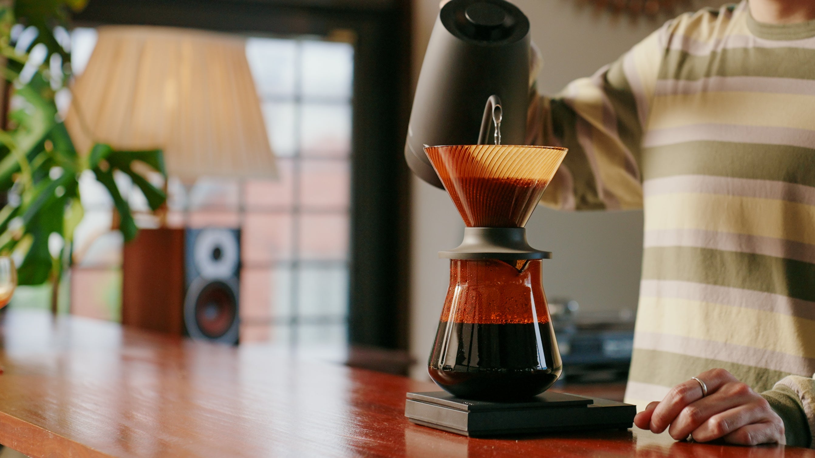 HARIO提供の抽出風景。アンバー色のV60ドリッパーNEOとサーバーを組み合わせたイメージ。サーバー・ケトル・スケールは別売の周辺器具です。