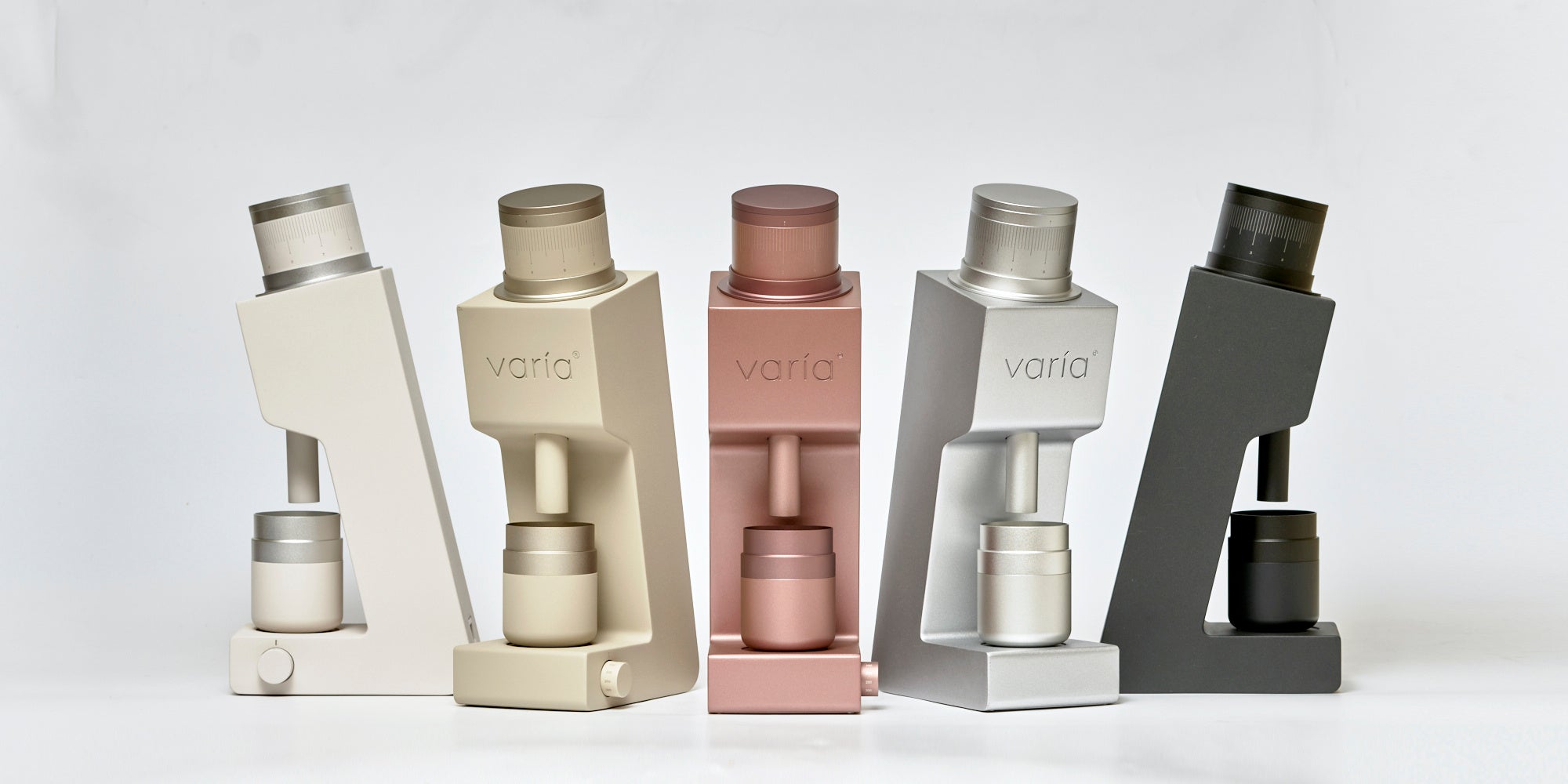 Kurasu提供のVaria VS4。左からWhite、Sand、Rose、Silver、Blackの5色。写真の本体と受け容器がVS4の製品像です。
