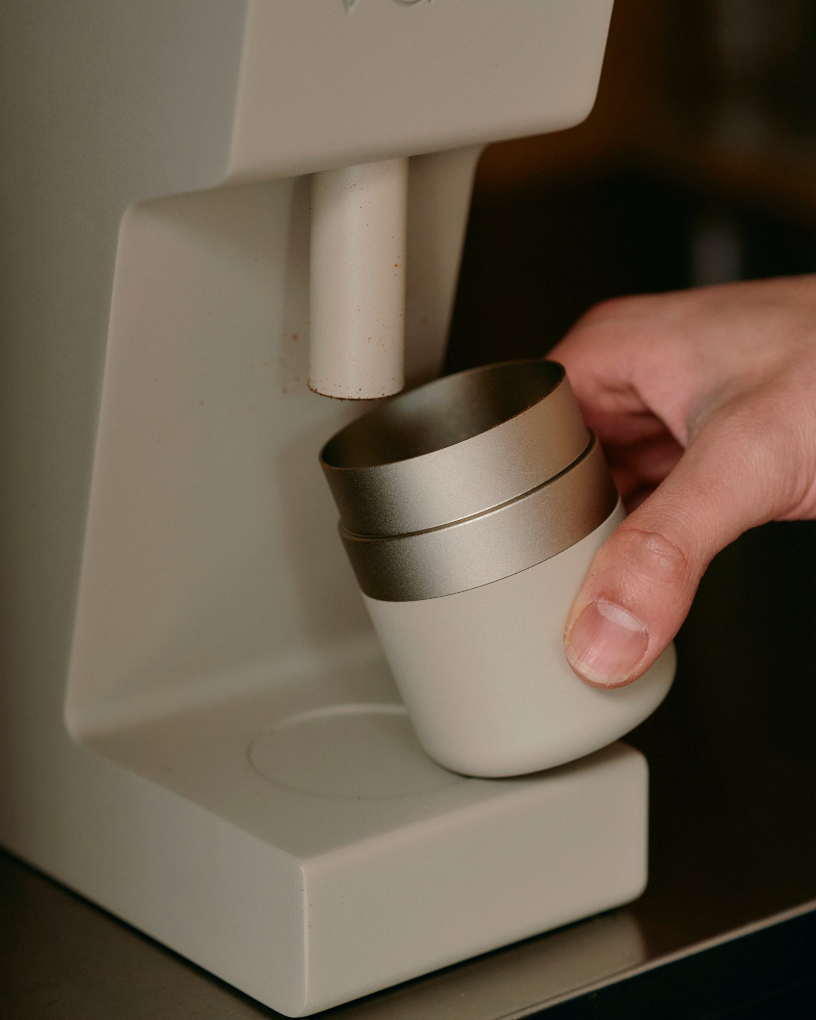 Kurasu提供の粉受け容器。挽いた粉を取り出す動作のイメージで、受け容器を外せる位置が分かります。